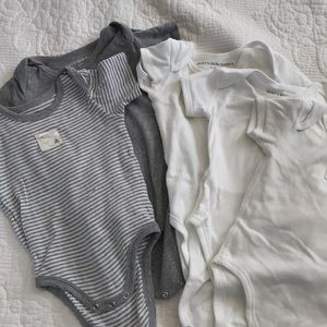 Burt’s bees onesie size 6-9 months